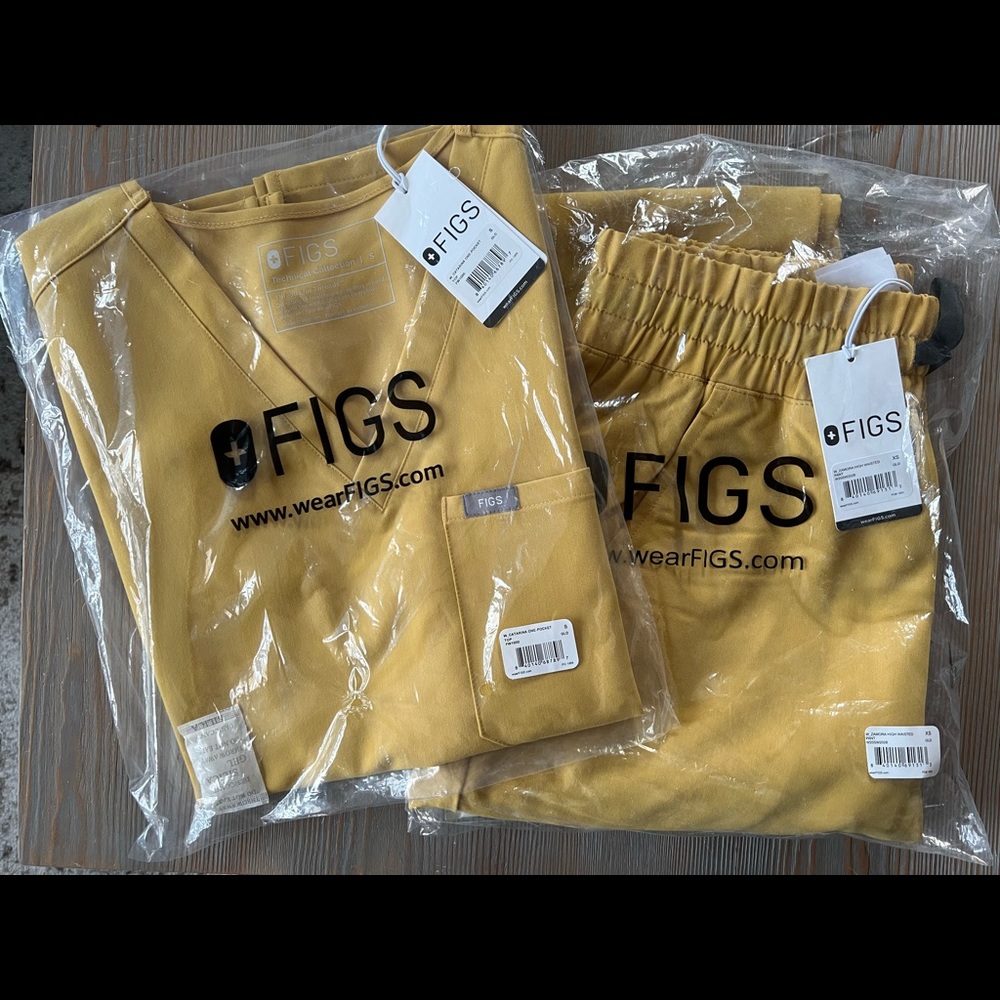 FIGS Scrubs Light Gold set